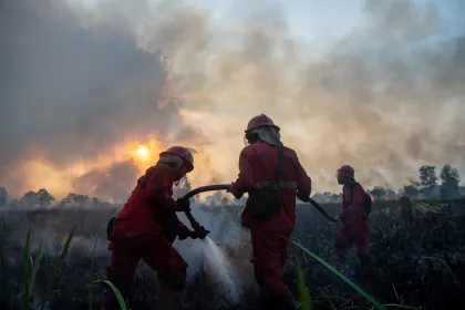 Berita Foto : Upaya pemadaman kebakaran lahan di Kertapati Palembang