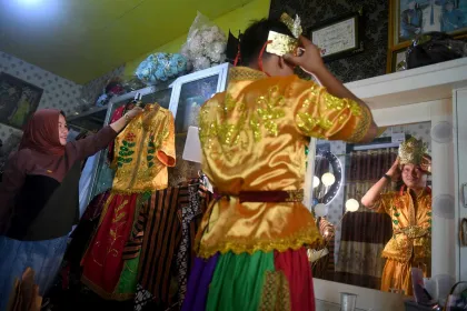 Berita Foto : Jelang HUT RI, Penyewaan Pakaian Adat Ramai Diburu