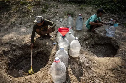 Berita Foto : Krisis Air Bersih di Grobogan, Warga Andalkan Belik untuk Mandi hingga Minum Ternak