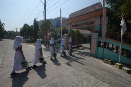 Berita Foto : Krisis Air Saat Kemarau, Siswa Terpaksa Bawa Air dari Rumah ke Sekolah