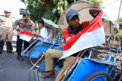 Berita Foto : Program Sabuk Kamtibmas, Dorong Semangat Nasionalisme Lewat Pembagian Bendera Merah Putih