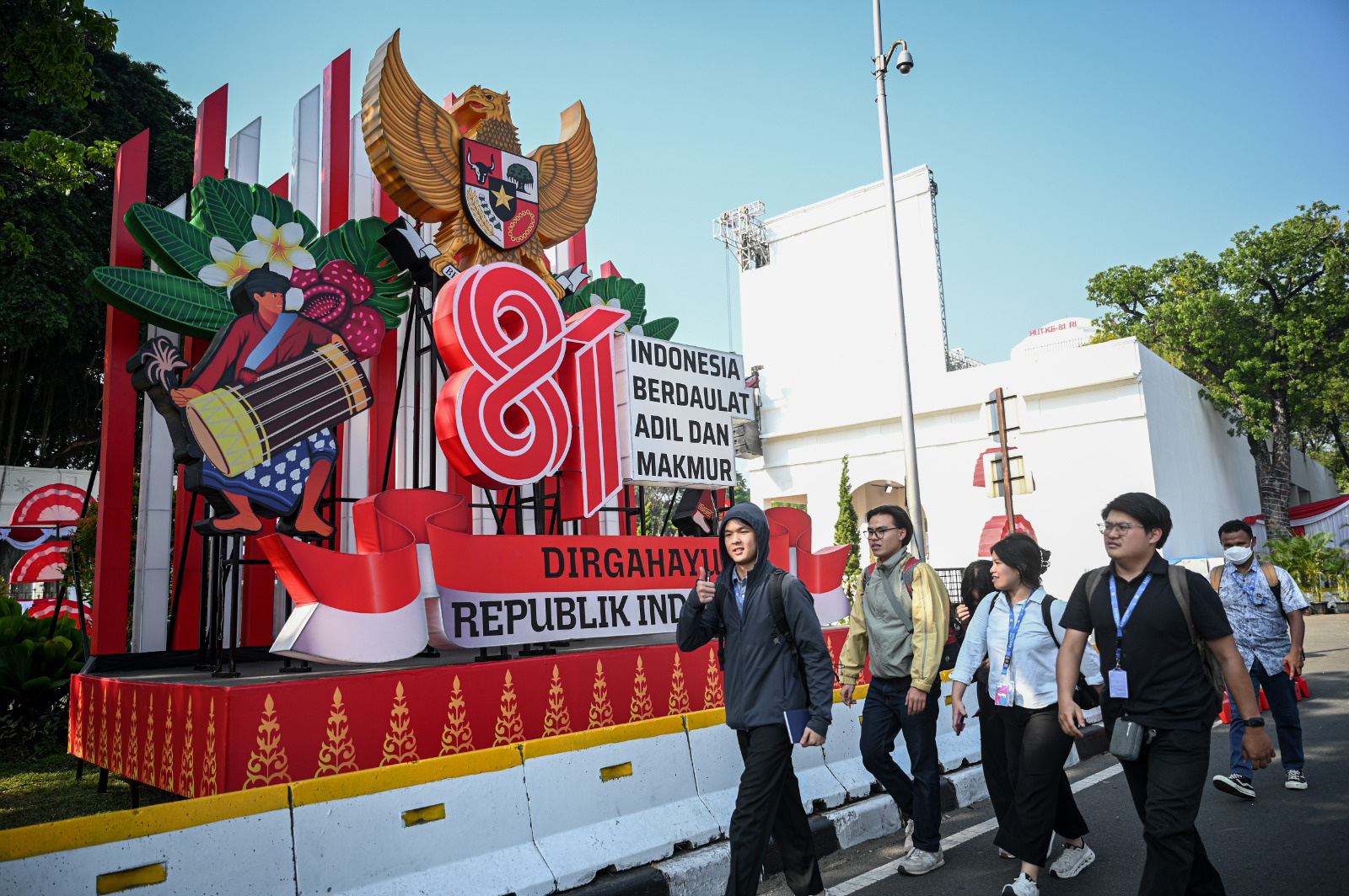 Foto: Dekorasi Hari Kemerdekaan di depan Istana Merdeka