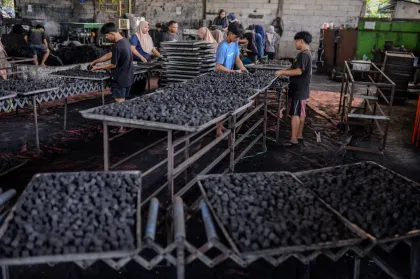 Berita Foto : Produksi ekspor briket arang di Kota Serang