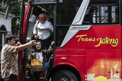 Berita Foto : Sambut HUT ke-81 RI, Tarif Bus Trans Jateng Didiskon