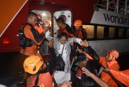 Berita Foto : Evakuasi kapal Mentawai Fast di Padang