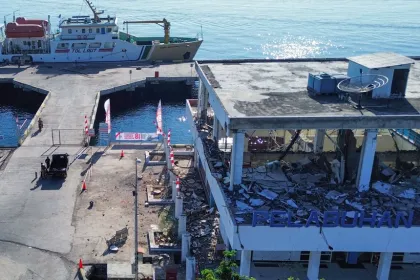 Berita Foto : Kerusakan Infrastruktur dan Bangunan Pascagempa Bumi di Flores