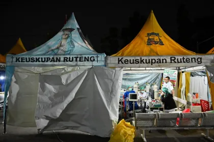 Berita Foto : Perawatan Pasien pada Fasilitas Tenda Darurat RSUD Ruteng