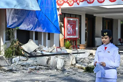 Berita Foto : Di Tengah Suasana Pascagempa, Upacara HUT Kemerdekaan RI di Manggarai Berlangsung Khidmat