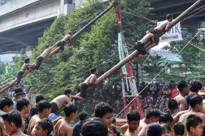 Berita Foto : Semarak HUT RI, Lomba Panjat Pinang Meriahkan Perayaan di Kalimalang