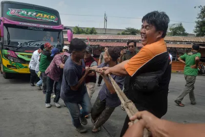 Berita Foto : Unik! Lomba Tarik Bus Meriahkan HUT RI di Terminal Lebak Bulus