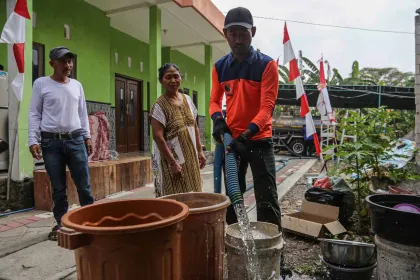 Berita Foto : Penyaluran Bantuan Air Bersih di Semarang