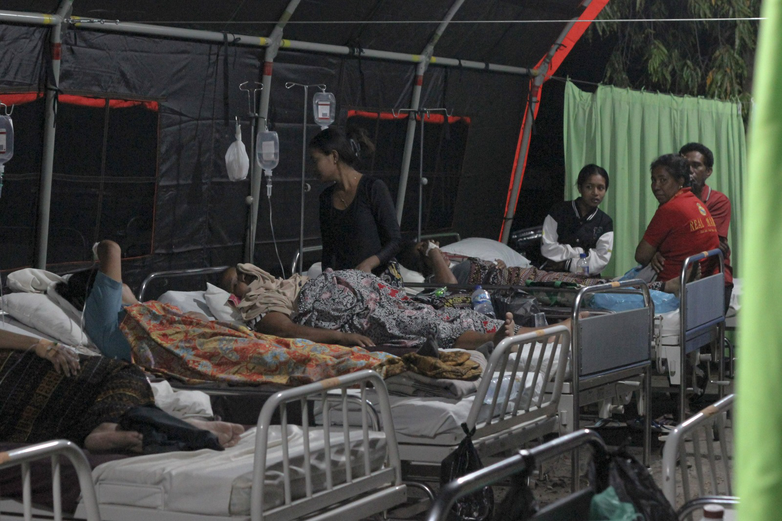 Foto: RSUD Maumere rawat pasien di tenda akibat gempa
