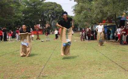 Semangat Kemerdekaan, Warga Ikuti Perlombaan di Pesta Rakyat SariWangi