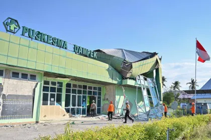 Berita Foto : Tim SAR Lakukan Penyisiran Lokasi Terdampak Gempa