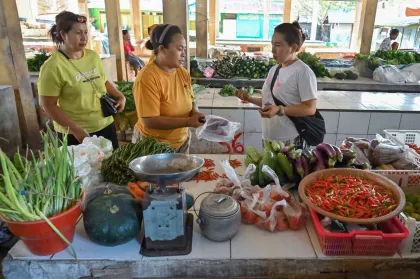 Berita Foto : Pedagang Kembali Berjualan di Pasar Tradisional Pascagempa NTT