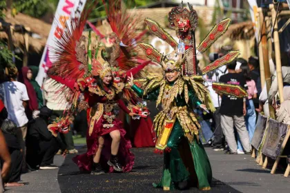 Berita Foto : Peragaan Busana Bambu Karya UMKM Promosikan Desa Gintangan