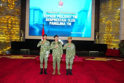 Berita Foto : Panglima TNI Beri Penghargaan Istimewa Atas Aksi Heroik Dua Prajurit TNI di Masjid Baiturrahman.