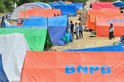 Berita Foto : Pengungsi Gempa NTT Terus Bertambah, Warga Tersebar di Sejumlah Wilayah
