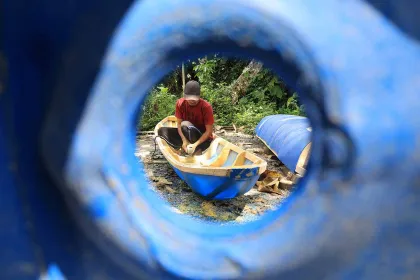 Kreatif dan Ramah Lingkungan, Nelayan Manfaatkan Drum Plastik Bekas untuk Membuat Perahu