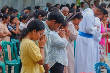 Berita Foto : Antisipasi Gempa Susulan, Misa Digelar di Halaman Gereja