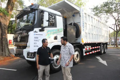 Berita Foto : Kobexindo Serahkan Unit Shacman Hybrid Dump Truck di Customer Days 