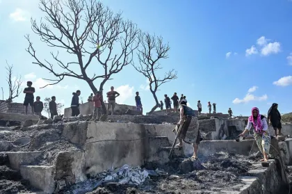 Berita Foto : Pascakebakaran, 120 Bangunan di Desa Adat Sade Lombok Hangus Terbakar