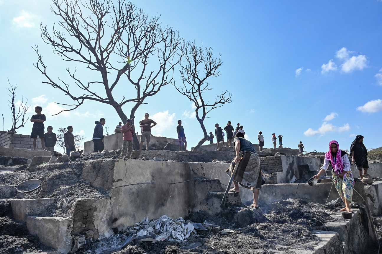 Berita Foto : Pascakebakaran, 120 Bangunan di Desa Adat Sade Lombok Hangus Terbakar