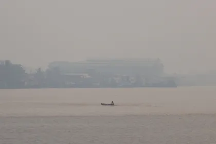 Berita Foto : Kabut asap batasi jarak pandang di Sungai Kapuas