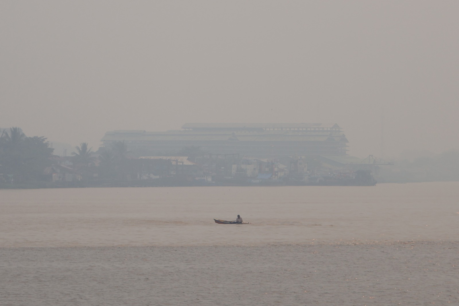 Kabut asap batasi jarak pandang di Sungai Kapuas