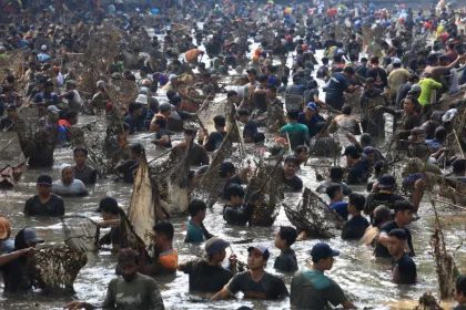 Berita Foto : Tradisi Grobyak Ikan Sumber Gundi Kediri