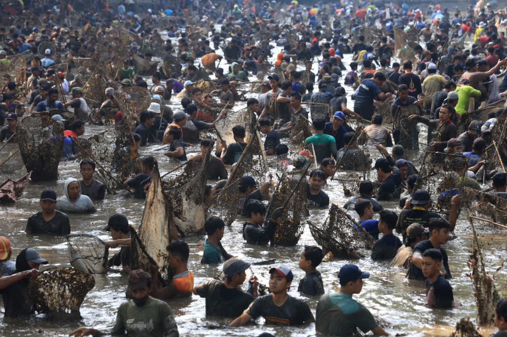 Tradisi Grobyak Ikan Sumber Gundi Kediri