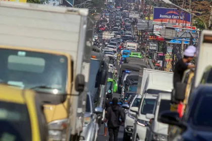 Kepadatan Lalu Lintas Warnai Jalur Wisata Puncak Saat Libur Panjang