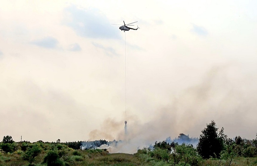 Berita Foto : Komandan Lanud Sjamsudin Noor Dampingi Pangkodau II Tinjau Penanganan Karhutla di Kalimantan Selatan.