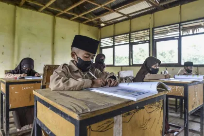 Berita Foto : Pelajar Terdampak Karhutla Mulai Kenakan Masker