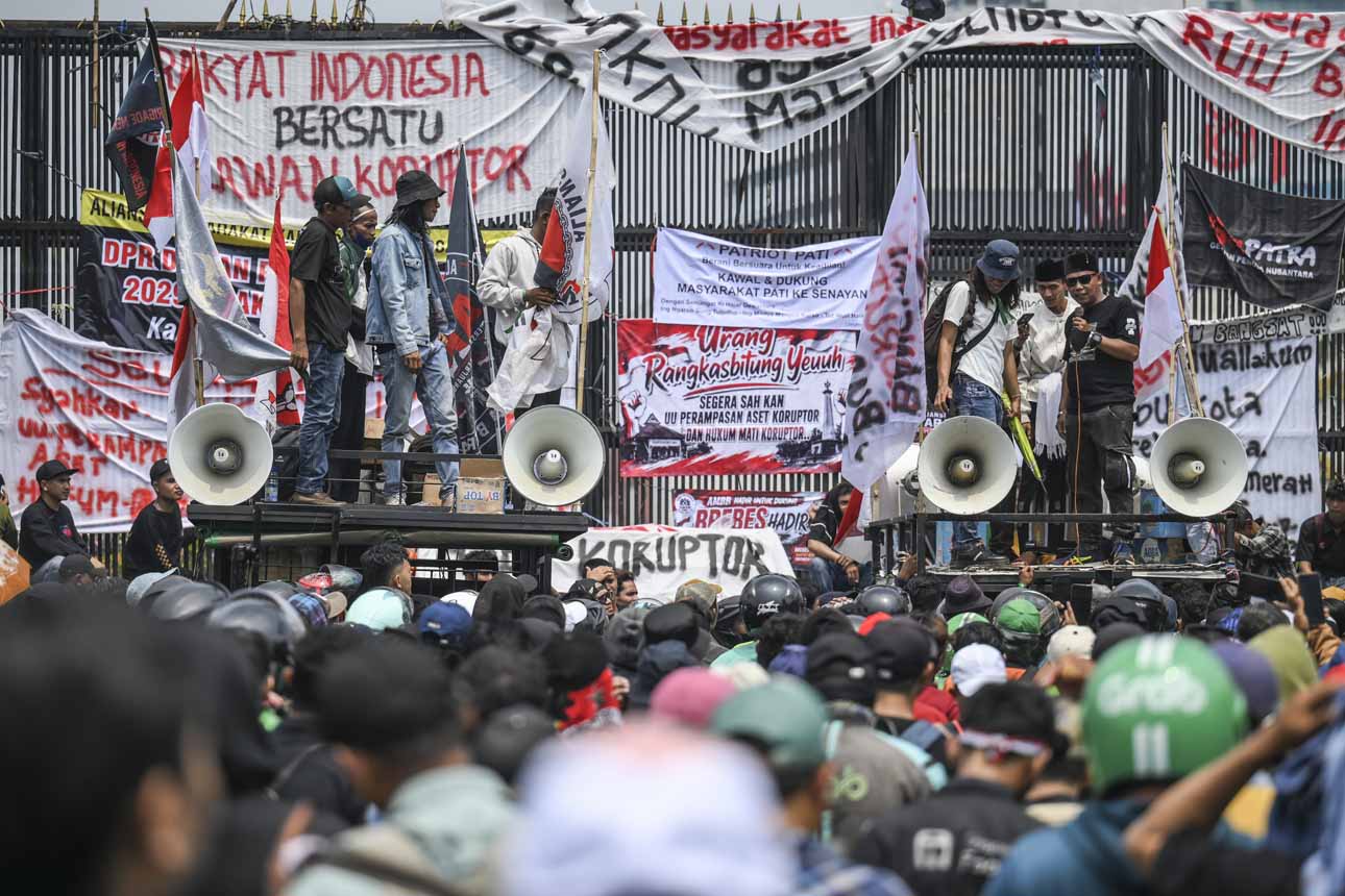 Foto: Aksi 27 Agustus di Depan DPR/MPR Tuntut Pemberantasan Korupsi dan RUU Perampasan Aset