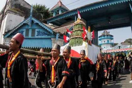 Berita Foto : Grebeg gunungan Sekaten Solo