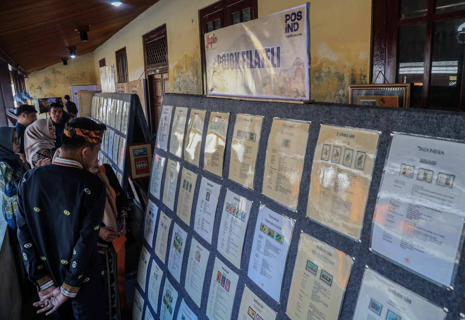 Foto: Kantor Pos Ternate pamerkan perangko terbitan 1980-1997