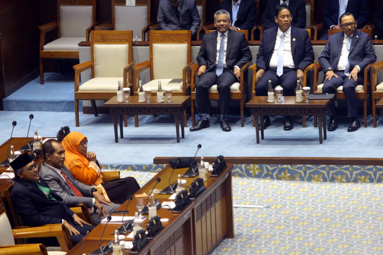 Rapat Paripurna DPR Bahas APBN 2025, APBN 2027, dan Calon Kepala Eksekutif BMKS OJK