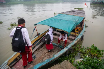 Berita Foto : Kabut Asap Ganggu Aktivitas, Jam Sekolah di Palembang Diubah
