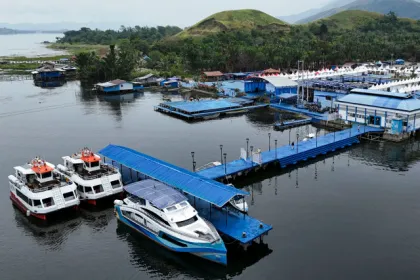 Berita Foto : Tiga Kapal ASDP Perkuat Konektivitas dan Pariwisata Danau Sentani