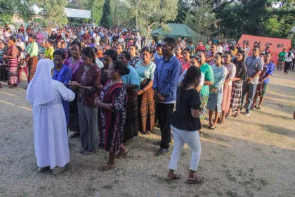 Antisipasi Gempa Susulan, Umat Katolik Gelar Misa di Luar Gereja