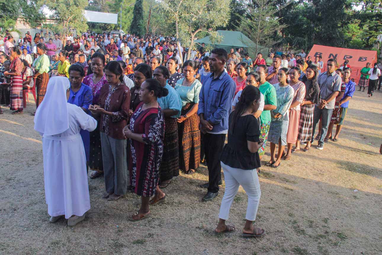 Foto: Antisipasi Gempa Susulan, Umat Katolik Gelar Misa di Luar Gereja