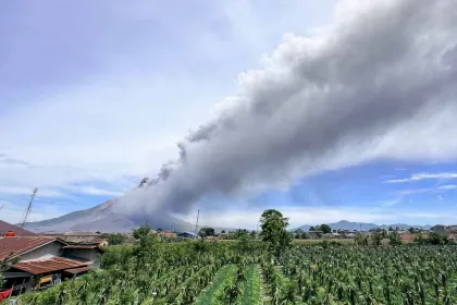 Berita Foto : Gunung Sinabung Erupsi, Status Naik Jadi Siaga