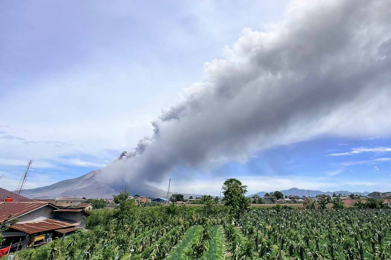 Foto: Gunung Sinabung Erupsi, Status Naik Jadi Siaga