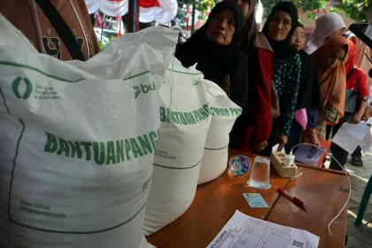 Berita Foto : Penyaluran Bantuan Pangan Langsung ke Masyarakat