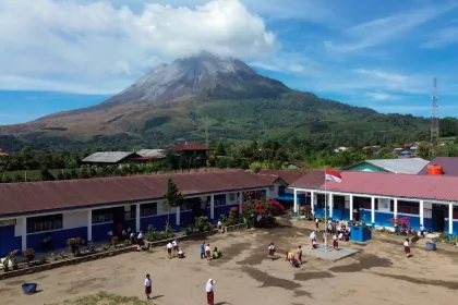 Berita Foto : Aktivitas Sekolah Saat Gunung Sinabung Berstatus Siaga