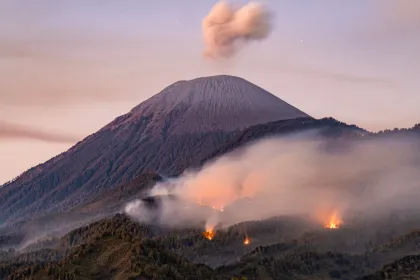 Berita Foto : Kebakaran di kawasan pendakian Semeru
