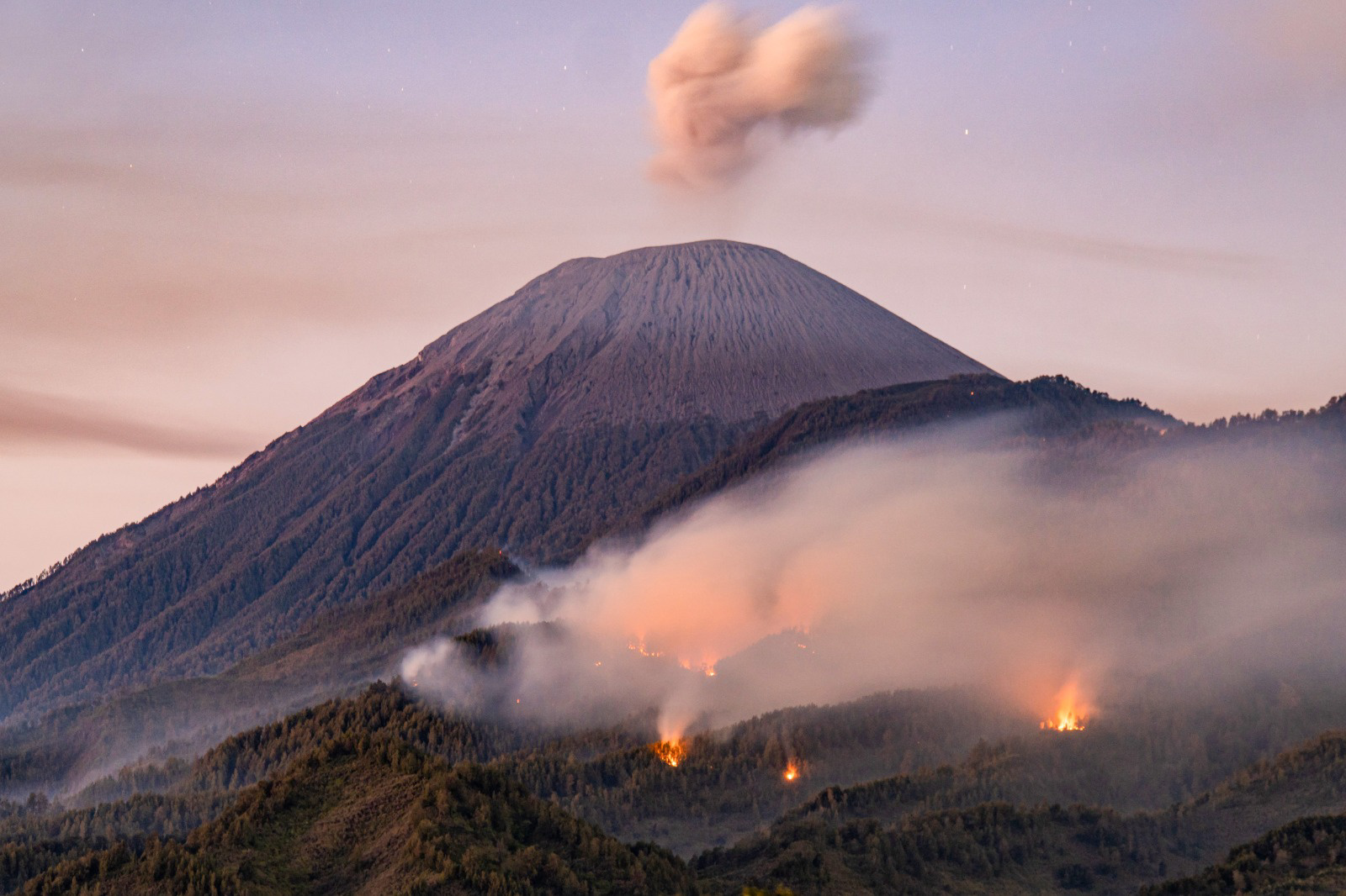 Foto: Kebakaran di kawasan pendakian Semeru