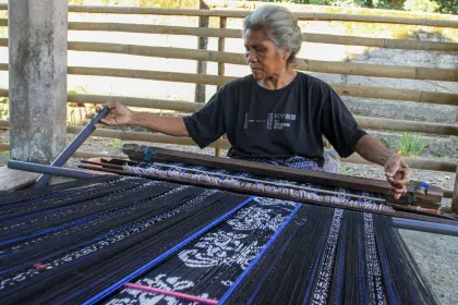 Berita Foto : Pascagempa, Perajin Palue Kembali Produksi Kain Tenun untuk Pulihkan Ekonomi