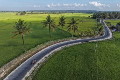 Pengaspalan jalan pertanian di Kendari